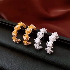 Vue détaillée des boucles d'oreilles fleur en C avec zircon en doré et argenté