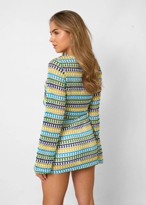 Détail de la texture en maille crochetée multicolore sur cette robe courte à rayures