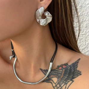Gros plan détaillé des boucles d'oreilles coquillage et collier moderne sur modèle