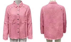 Details einer rosa Jeansjacke mit ausgefranstem Saum und klassischen Metallknöpfen