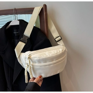 Dettaglio borsa a tracolla in nylon bianco con doppia zip e cordini intrecciati