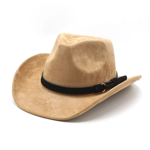 Klassischer Western-Cowboyhut aus Wildlederimitat in Camel mit Gürtel und Goldschnalle