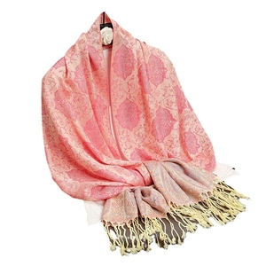 Sciarpa jacquard rosa con motivi paisley etnici retrò e nappe color beige
