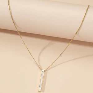 Collana minimalista in acciaio al titanio dorato con pendente rettangolare bianco