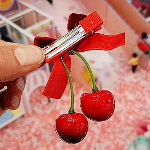 Détails des barrettes à cheveux cerise rouge avec nœud en velours pour coiffure élégante