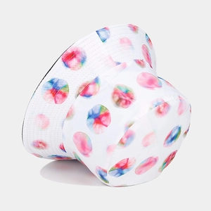 Détail du motif à pois aquarelle coloré sur un chapeau bob blanc avec coutures précises