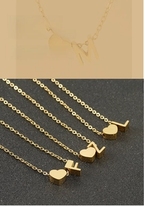 Détail de colliers cœur en acier inoxydable doré 18K avec plusieurs pendentifs M L Z F