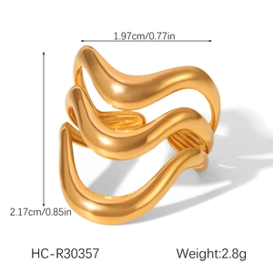 Detailed view of wave-shaped gold ring with dimensions showing 1.97cm width and 2.8g weight