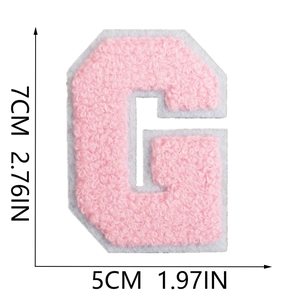 Toppa ricamata lettera G rosa ciniglia con misure di 7cm su sfondo bianco neutro