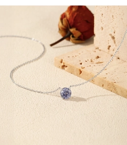 Détail macro du collier en argent S925 avec pendentif en tanzanite taille rose