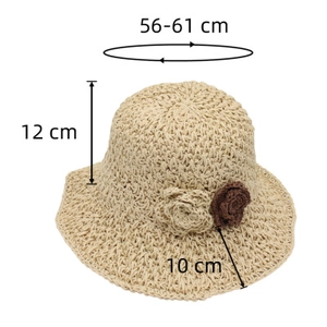 Detail-Größenangabe für beige geflochtenen Sonnenhut mit Blumen und Krempenmaß