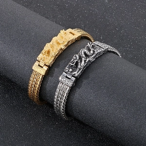 Détails de motifs de dragon vintage sur des bracelets tressés en acier inoxydable punk
