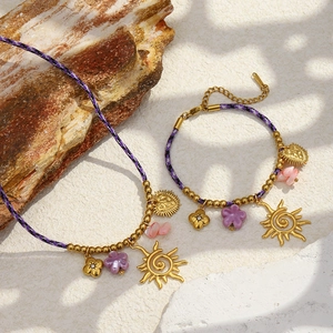 Parure bohème avec collier en corde tissée violette et pendentifs soleil dorés