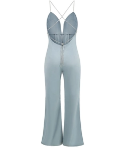 Vue arrière détaillée d'une combinaison bleu-gris avec dos en V et bretelles en strass