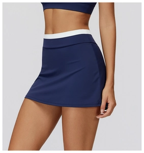 Dettaglio della gonna da tennis blu navy a vita alta con fascia bianca a contrasto