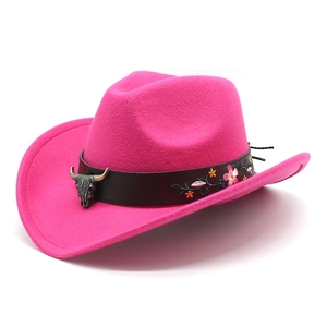 Détail d'un chapeau de cowboy avec broderie florale et ornement de tête de taureau bronze