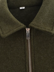 Vue détaillée d'une veste en tweed vert olive avec fermeture éclair métallique et col