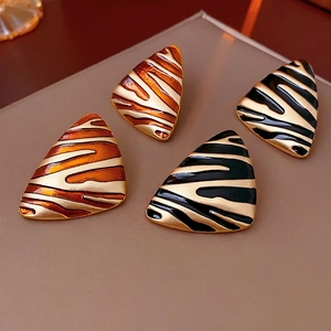 Vintage gold-plated triangle earrings with animal print in black and brown finishes