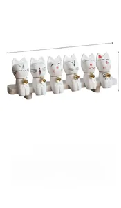 Detalle de medidas de seis figuras de gatos blancos con cascabeles en base madera