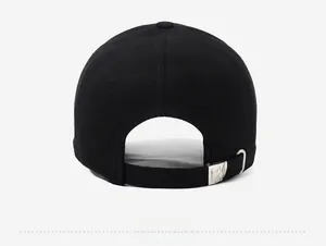 Dettaglio posteriore del cappello da baseball nero con fibbia in metallo regolabile