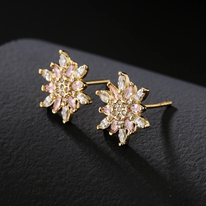 Orecchini a fiore placcati oro 18 carati con zirconi bianchi e rosa su superficie nera