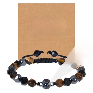 Détail du bracelet en œil de tigre 8mm avec projection 100 langues sur carte cadeau