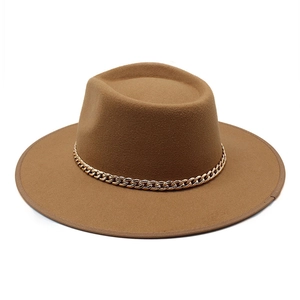 Détail d'un chapeau fedora en feutre marron avec couronne plate et chaîne dorée