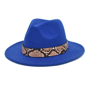 Détail du chapeau en feutre bleu marine avec bande en serpent et rivet doré élégant