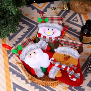 Primo piano di calze di Natale in peluche con Babbo Natale, pupazzo di neve e renna