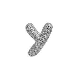 Detailopname van een zilveren letter y hanger met fonkelende pavé textuur voor sieraden