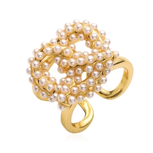 Bague torsadée dorée élégante avec perles blanches, accessoire de bijoux chic