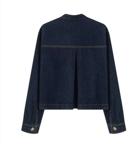 Vue arrière détaillée d'une veste en jean bleu foncé montrant le sergé et les coutures