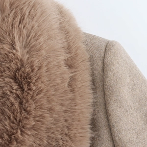 Détail macro du col en fourrure et du tissu en tweed texturé du manteau marron