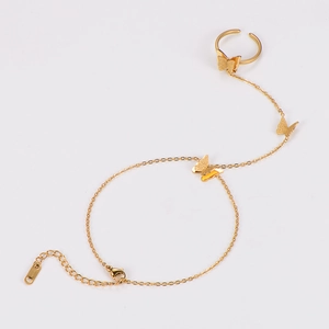 Detail eines goldenen Schmetterlings-Fingerarmband mit matten Elementen und Kette