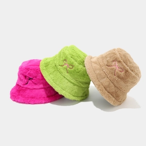 Chapeau bob en peluche avec broderie nœud en plusieurs couleurs vives d'hiver