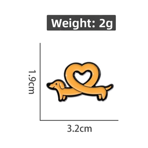 Broche en émail teckel avec cœur de 3,2cm x 1,9cm avec un poids léger de seulement 2g