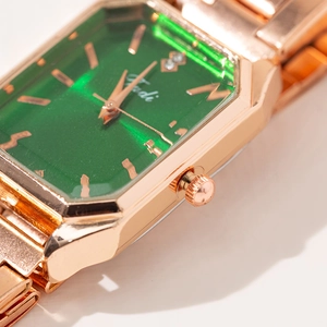 Montre rectangulaire élégante en or rose avec cadran vert et diamants pour femmes