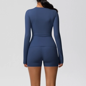 Vue arrière d'un ensemble de yoga bleu marine avec haut manches longues et short taille haute