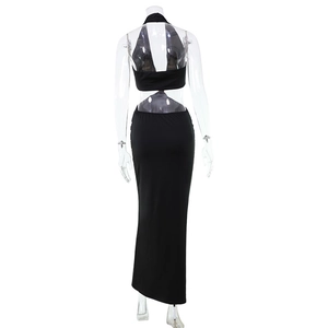 Élégante vue arrière de la robe longue noire à dos nu et découpe licou sexy