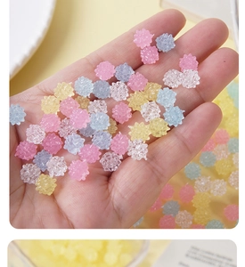 Vista macro de cuentas de resina de colores para joyería DIY y manualidades creativas