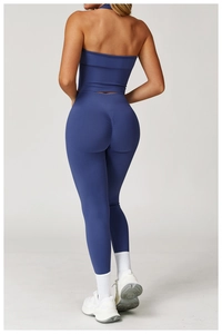 Detailansicht der tiefblauen Yoga-Leggings mit Scrunch-Effekt und passendem Sport-Bra