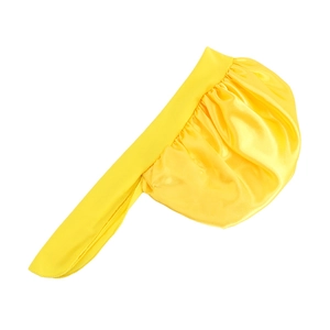 Dettaglio della cuffia da notte in raso giallo per bambini con nastro elastico largo