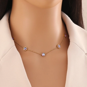 Squisita collana in acciaio inossidabile dorato con cinque fiori di cristallo viola