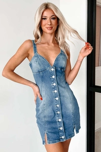 Detailaufnahme von blauem Denim-Minikleid mit Knopfleiste und schmaler Passform