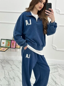 Ensemble bleu marine avec sweat à demi-zip et pantalon de jogging orné de broderies blanches