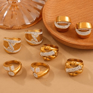 Lujosos anillos de doble capa de acero inoxidable bañados en oro con incrustación de circón