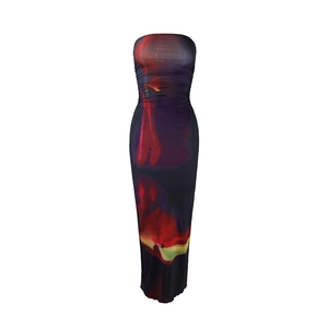 Détail de la robe longue bustier moulante avec imprimé floral abstrait de style thermique