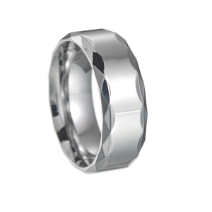Nahaufnahme eines Herrenrings aus Titanstahl mit geometrischem Facettenschliff
