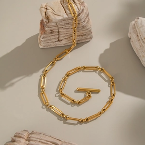 Vue détaillée du collier chaîne trombone plaqué or 18K avec un fermoir à bascule en T