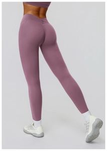 Détail du legging de yoga taille haute avec design scrunch butt et taille en V